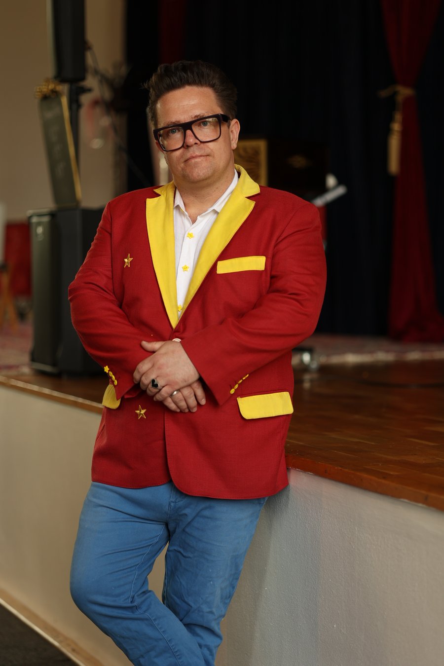 Zauberer Salasa bei einer Bühnenshow – interaktive Magie für Kinder und Familien