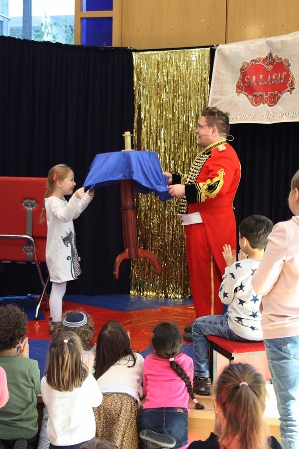 Kinder staunen bei der Zaubershow